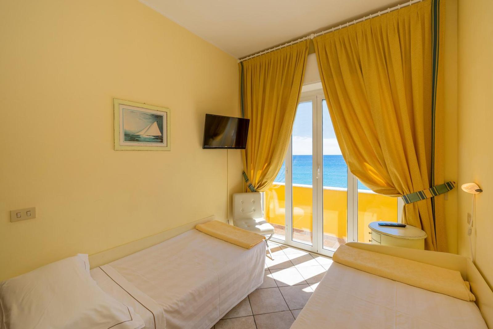 Hotel Albatros Varigotti Exterior photo